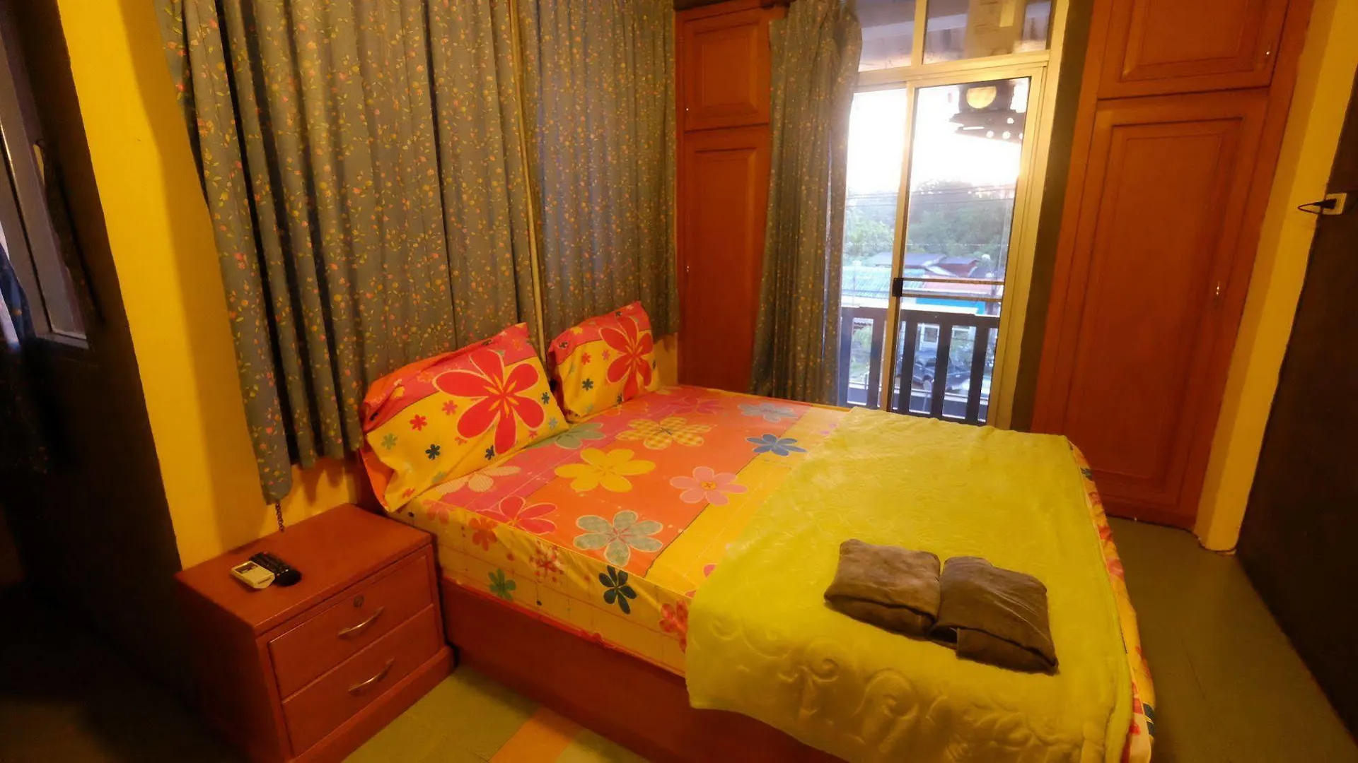 Let It Bee Econo Hostel Koh Lanta Thailand