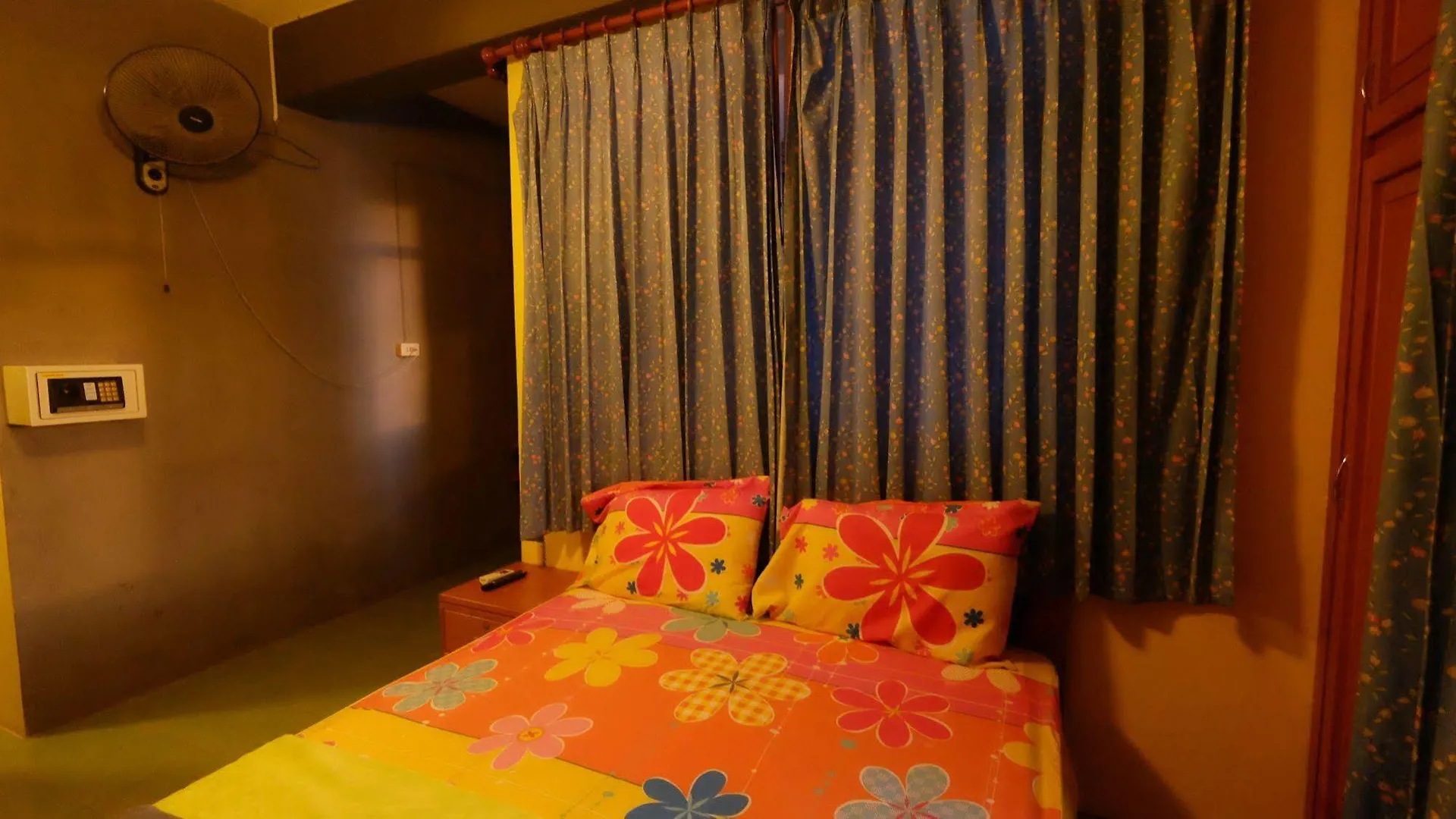 Let It Bee Econo Hostel Koh Lanta